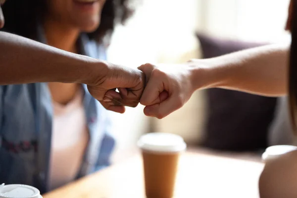 Fechar amigos multirraciais punho bater, comemorar o sucesso no café — Fotografia de Stock