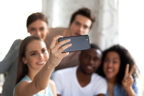 Close up attractive woman holding phone, making selfie with friends — Stock Photo, Image