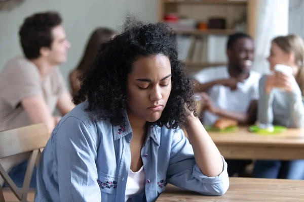 Mujer de raza mixta molesto ofendido por los amigos, sentirse infeliz — Foto de Stock