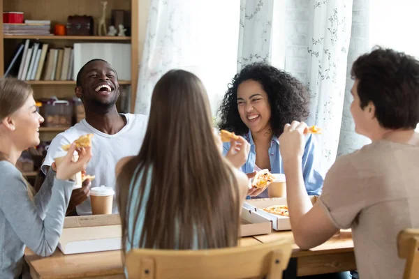 Gelukkig lachen Afro-Amerikaanse man, genieten van pizza met vrienden — Stockfoto