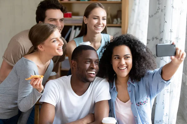 Lyckligt leende multiracial vänner att göra selfie foto i pizzeria — Stockfoto