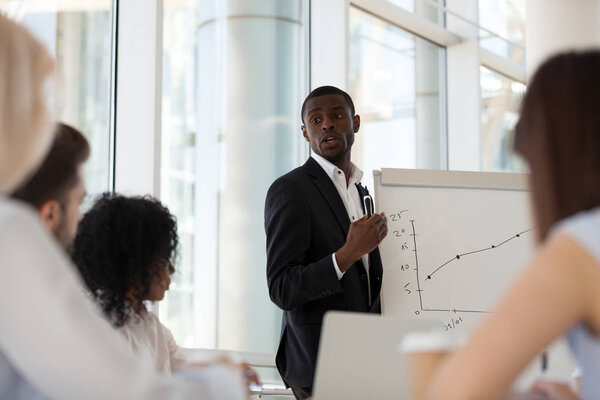 Лидер черной команды представляет коллегам бизнес-план
