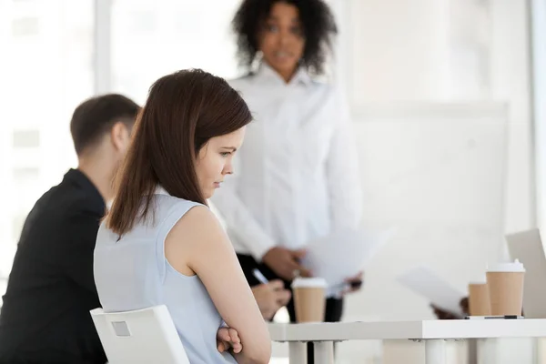 Jonge werknemer voelt zich beledigd gefrustreerd tijdens de vergadering op het werk — Stockfoto