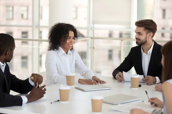 Olika arbetstagare och coach under genomgång i moderna kontor — Stockfoto