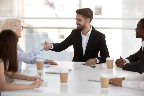 Empresaria estrechando la mano con el cliente de la empresa en la reunión en la oficina —  Fotos de Stock