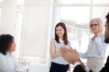 Çeşitli iş insanlar tebrik yeni toplantı sırasında gelen