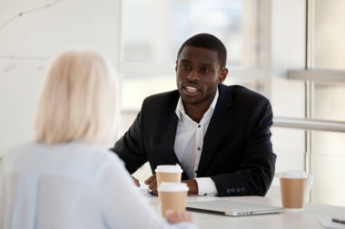 Brifing sırasında analiz tartışırken iş adamları Pazar