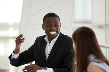Pozitif meslektaş ofis masasında oturan iletişim
