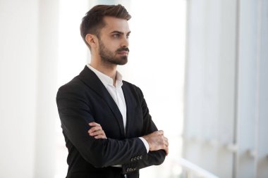 Uzağa bakarak düşünüyorum emin ciddi şirket sahibi 