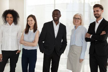 Mutlu farklı şirket personeli ayakta kapalı çekim poz