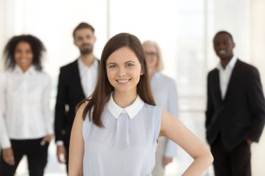 Çeşitli işçi takım lideri birlikte kapalı duran başlı