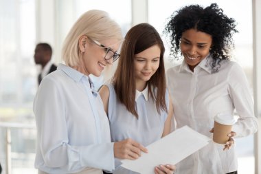 Mutlu orta yaşlı iş Bayan kadın yönetmen gösterilen nakit para bonusu için yapılan tüm çalışanlar için iyi bir iş ya da proje hakkındaki çok ırklı işçi kadınlar belgelerin tamamlanması, iyi haber kavramı