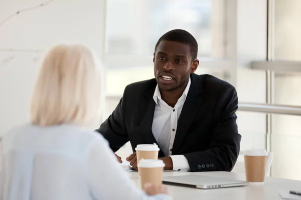 Geschäftsleute diskutieren Marktanalyse beim Briefing — Stockfoto