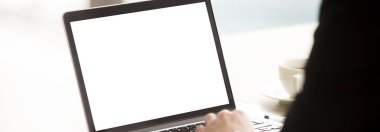 Yatay görüntü işadamı ile beyaz mockup boş ekran bilgisayar kullanarak