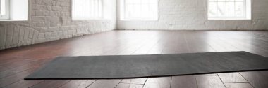 Yatay fotoğraf yoga mat spor kulübünde ahşap zemin üzerinde