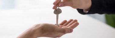 Closeup eller gerçek emlakçı anahtarları ev sahibine verilmesi