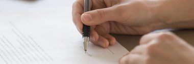 Portre erkek el holding kalem resmi belge üzerinde imza koymak