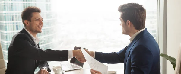 Horizontální obraz podnikatelů v oblek sedí v moderní kanceláři metoda handshaking — Stock fotografie