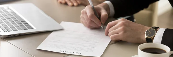 Primer plano manos hombre de negocios sentado en el escritorio lograr contrato de firma de reunión — Foto de Stock