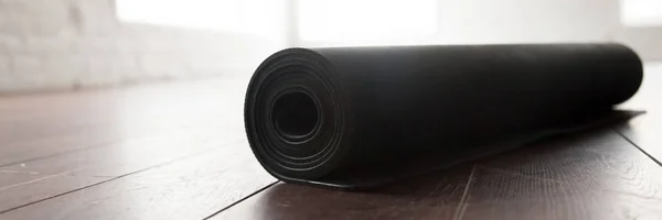 Imagem horizontal ioga fitness mat em um rolo de perto — Fotografia de Stock