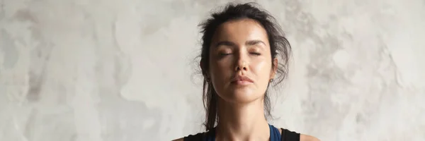 Imagen horizontal hermosa cara de mujer con los ojos cerrados practicando yoga —  Fotos de Stock