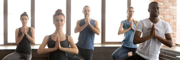 Personas de imagen horizontal durante la sesión de yoga de pie en pose de árbol — Foto de Stock