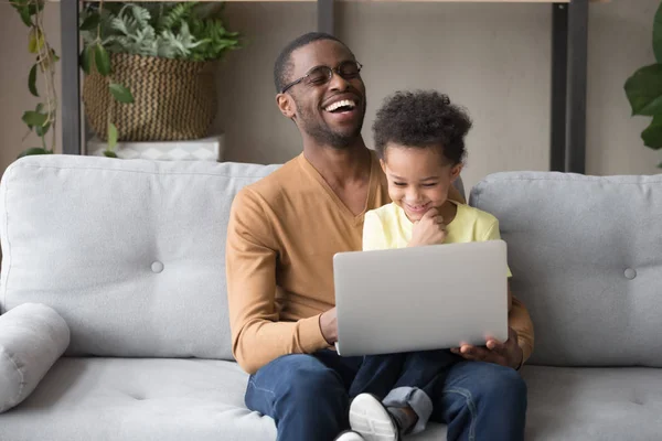 Africano pai e bonito filho garoto se divertindo com o computador — Fotografia de Stock