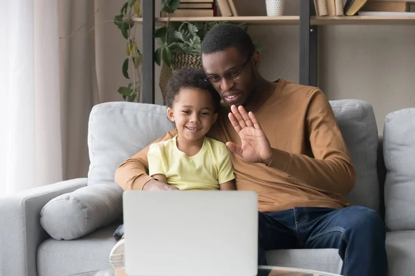 Feliz africano padre y niño hijo haciendo videollamada —  Fotos de Stock