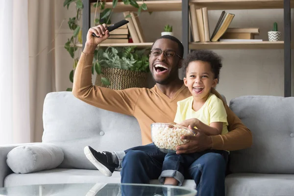 Animado preto pai com criança filho assistindo esporte tv jogo — Fotografia de Stock