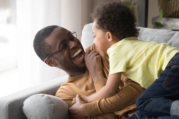 Glada afrikanska pappa skrattar spelar med liten toddler son tillsammans — Stockfoto