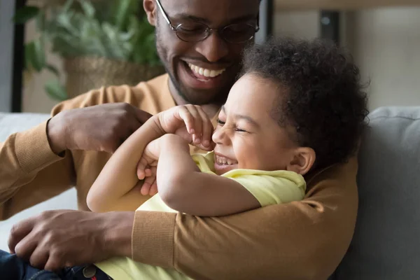 Gyengéd szerető apa afrikai gazdaság csiklandozó gyermek kisgyermek fia — Stock Fotó