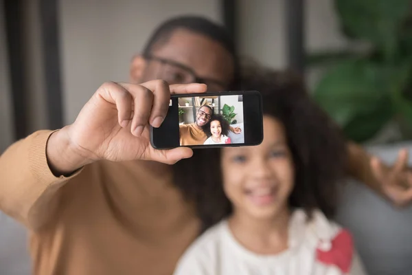 Feliz africano papá tomando selfie con niño hija en celular —  Fotos de Stock