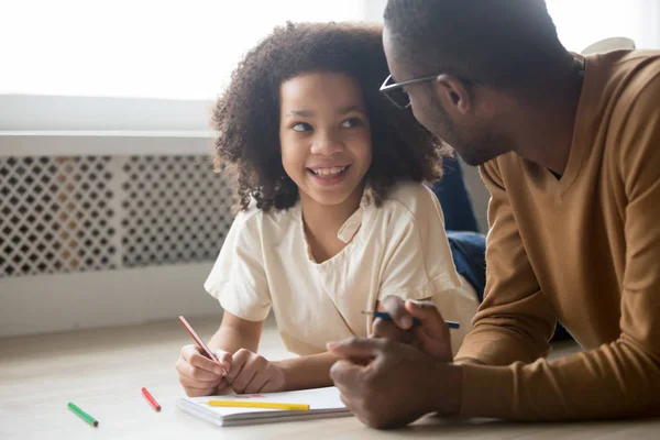 Glad blandad ras kid dotter tittar på pappa ritning tillsammans — Stockfoto