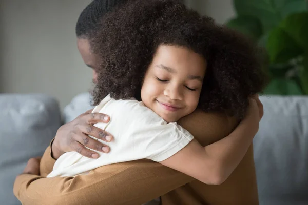 Söt blandad ras barn dotter embracing far känsla kärlek anslutning — Stockfoto