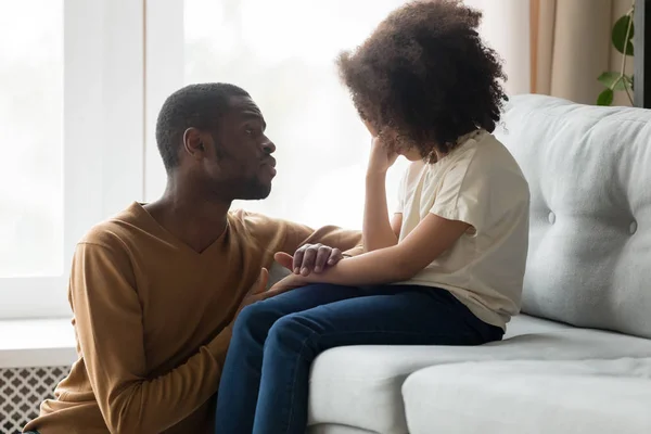 Liefdevolle Afrikaanse vader troostend huilende kind dochter weergegeven: empathie — Stockfoto