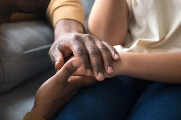 Padre africano cogido de la mano del niño como concepto de apoyo a la caridad — Foto de Stock