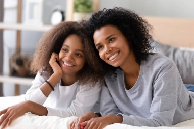 Oldukça karışık yarış farklı yaş kadın yatakta yatarken dinlenme