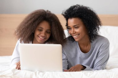 Afrika anne enterne browsing genç kızıyla yatakta yatarken
