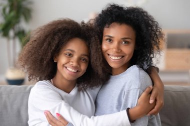 Baş shot portre kucaklayan yarış kızlar karışık