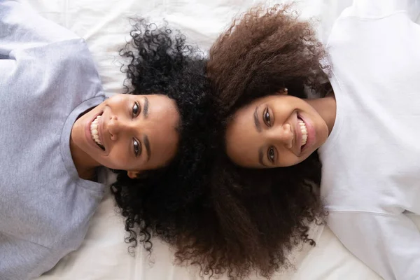 Yukarıda görünümü Afrika kızı ve anne yatakta yatarken — Stok fotoğraf