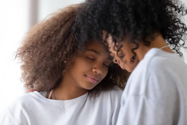 Africano mãe e filha tocando testa ter estreita forte conexão — Fotografia de Stock