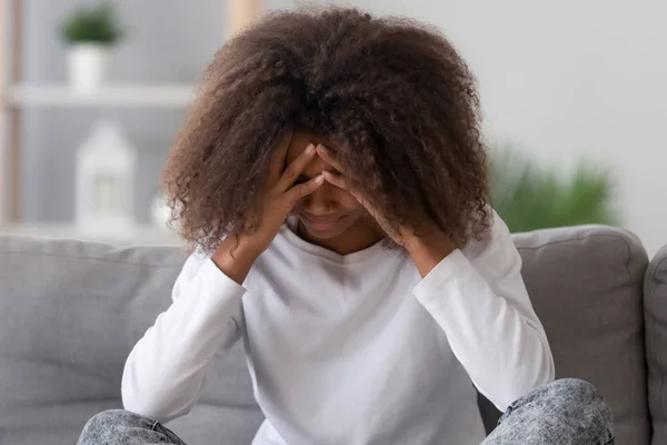 Tiener meisje zit op Bank huilen voelt zich ongelukkig en boos — Stockfoto