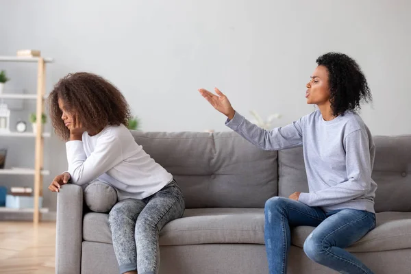 Arga aggressiva mor att gräla tonåring dotter hemma — Stockfoto