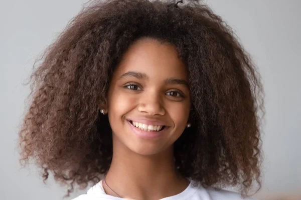Ελκυστικό μαύρο έφηβο κορίτσι που χαμογελά βλέπουν φωτογραφική μηχανή — Φωτογραφία Αρχείου