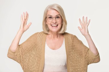 Duygu heyecanlı Olgun kadın üzerinde izole gri arka plan hayran