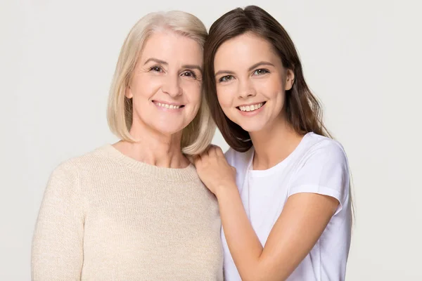 Sonriente hija adulta y anciana madre vinculación aislada en el fondo —  Fotos de Stock