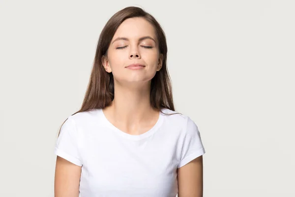 Menina calma feliz desfrutando de bom cheiro respirar ar fresco isolado — Fotografia de Stock