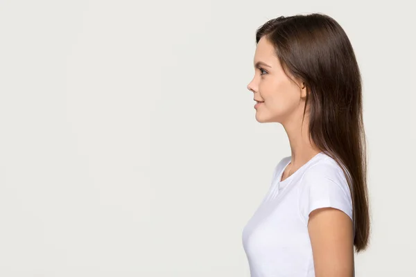 Confident young woman standing in profile looking forward at copyspace — Stock Photo, Image