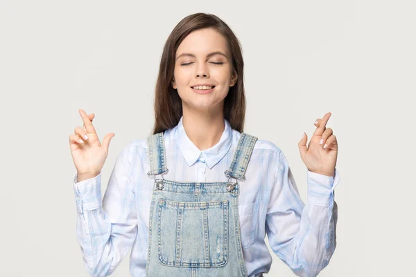 Dospívající dívka přechod prsty si přát přát hodně štěstí — Stock fotografie