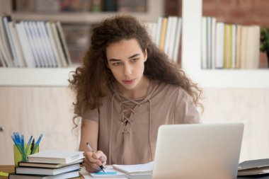 Notlar laptop arıyorum genç üniversite yüksek lisans öğrenci
